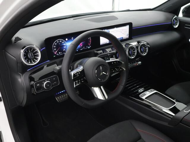Mercedes-Benz A-KLASSE 180 Star Edition AMG Line | Night | Keyless go | Multispaaks | Sfeerverlichting | Stoelverwarming | Panoramadak | Achteruitrijcamera |