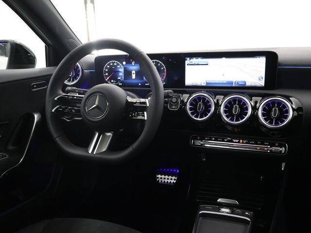 Mercedes-Benz A-KLASSE 180 Star Edition AMG Line | Night | Keyless go | Multispaaks | Sfeerverlichting | Stoelverwarming | Panoramadak | Achteruitrijcamera |