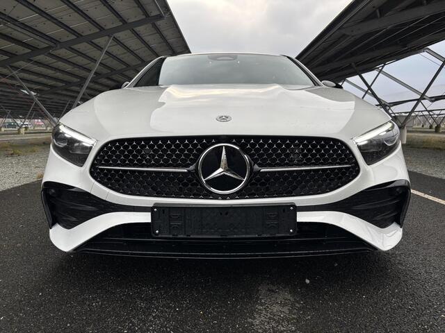 Mercedes-Benz A-KLASSE 180 Star Edition AMG Line | Night | Panoramadak | Multibeam verlichting | 19 Inch LM velgen | Sfeerverlichting |