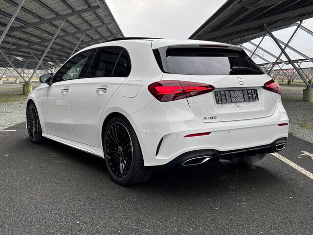 Mercedes-Benz A-KLASSE 180 Star Edition AMG Line | Night | Panoramadak | Multibeam verlichting | 19 Inch LM velgen | Sfeerverlichting |