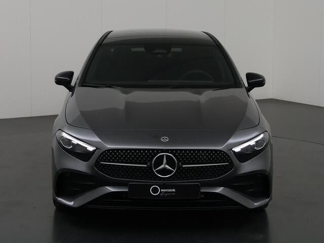 Mercedes-Benz A-KLASSE 180 Star Edition AMG Line | Night | Multispaaks velgen | Panoramasdak | Achteruitrijcamera | Sfeerverlichting | Keyless go |