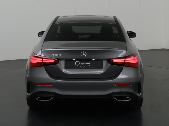Mercedes-Benz A-KLASSE 180 Star Edition AMG Line | Night | Multispaaks velgen | Panoramasdak | Achteruitrijcamera | Sfeerverlichting | Keyless go |