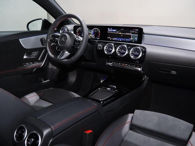 Mercedes-Benz A-KLASSE 180 Business Solution AMG | Panoramaschuifdak | Premium plus | Head-Up | Stoelverwarming | Achteruitrijcamera | MULTIBEAM LED |
