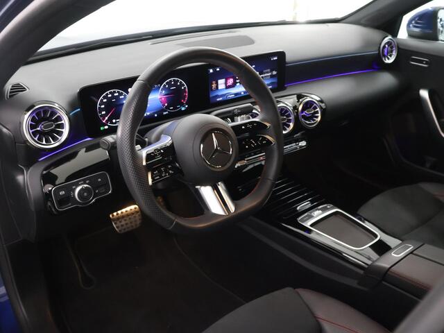 Mercedes-Benz A-KLASSE 180 AMG Line | Stoelverwarming |Widescreen | Sfeerverlichting | Getint glas | Achteruitrijcamera |
