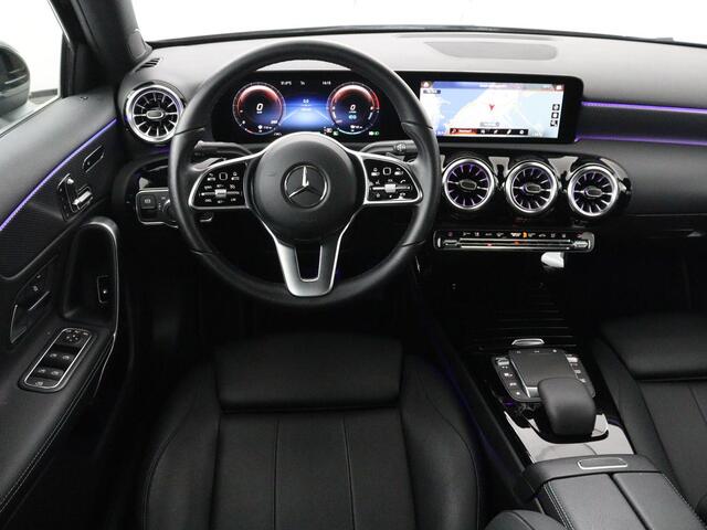 Mercedes-Benz A-KLASSE 250e Progressive | SOH 97,9% | Panoramadak | Leder | Stoelverwarming | Memory | Carplay | Sfeerverlichting | Keyless | Widescreen | Camera | Full LED | Navigatie | PHEV | Plug In