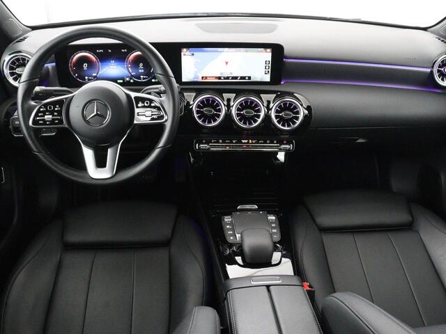 Mercedes-Benz A-KLASSE 250e Progressive | SOH 97,9% | Panoramadak | Leder | Stoelverwarming | Memory | Carplay | Sfeerverlichting | Keyless | Widescreen | Camera | Full LED | Navigatie | PHEV | Plug In
