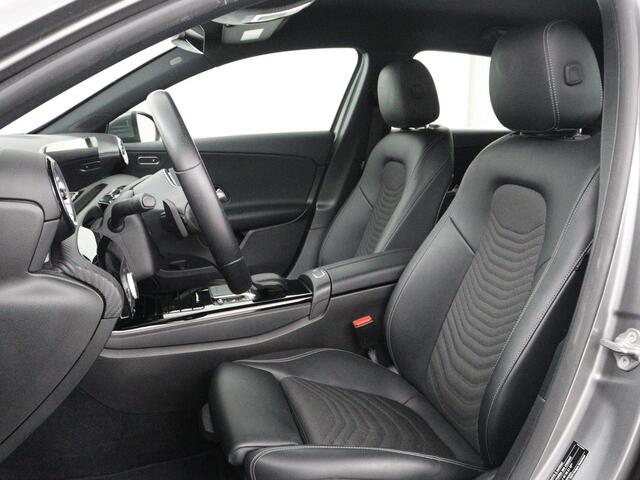 Mercedes-Benz A-KLASSE 250e Style | SOH 92% | Stoelverwarming | Sfeerverlichting | Keyless | Camera | Navigatie | Widescreen | Half leder | Side Assist | Climate control | Bluetooth | PHEV | Plug In