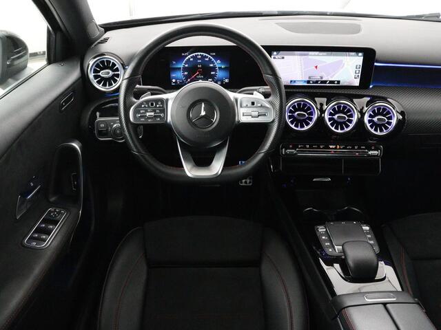 Mercedes-Benz A-KLASSE 200 Business Solution AMG | Stoelverwarming | Carplay | Leder/Alcantara | Camera | Sfeerverlichting | Park Assist | Climate control | Full LED | Bluetooth | Cruise control