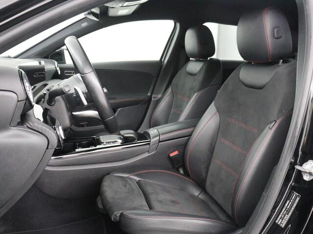 Mercedes-Benz A-KLASSE 200 Business Solution AMG | Stoelverwarming | Carplay | Leder/Alcantara | Camera | Sfeerverlichting | Park Assist | Climate control | Full LED | Bluetooth | Cruise control