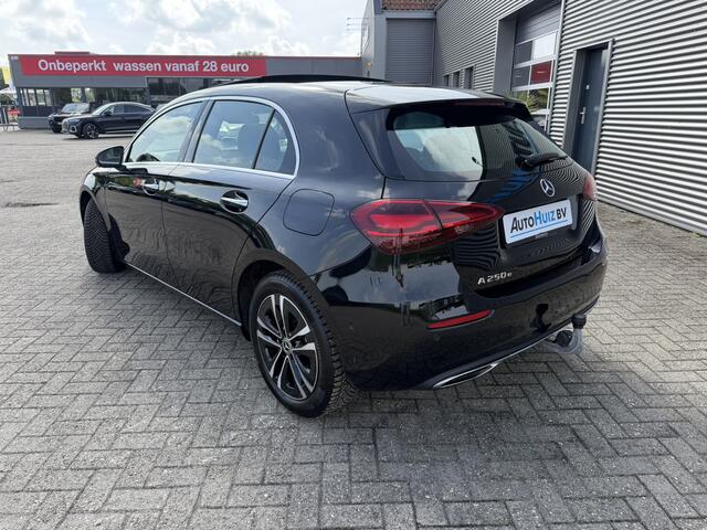 Mercedes-Benz A-KLASSE 250 e Luxury Line Panoramadak Trekhaak Stuurwielverwarming Carplay ACC 360 gr Camera