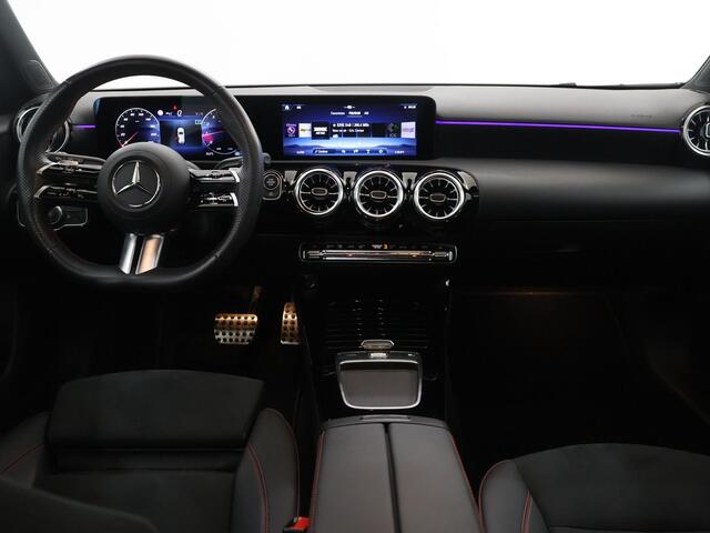 Mercedes-Benz A-KLASSE 180 AMG Line | Night | Panoramadak | Stoelverwarming | Digital Light |