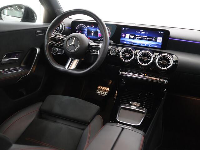 Mercedes-Benz A-KLASSE 180 AMG Line | Night | Panoramadak | Stoelverwarming | Digital Light |