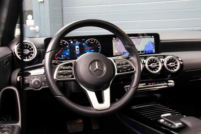 Mercedes-Benz A-KLASSE 250 e | SOH 100% | BTW voertuig | panoramadak | Burmester audio | Sfeerverlichting | Elektrische trekhaak | Groot display | 360 Camera | Vooruitrijcamera | Achteruitrijcamera | Vol!