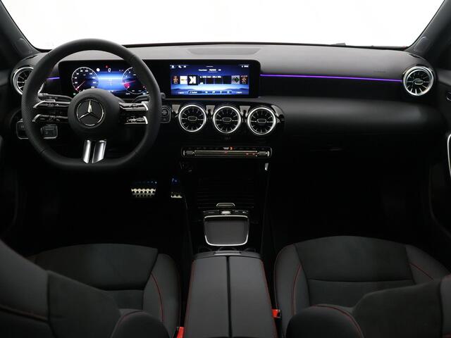 Mercedes-Benz A-KLASSE 180 Business Solution AMG | Night pakket | 19 inch velgen | Panoramadak | Keyless entry | Multibeam led koplampen | Apple carplay/Andorid auto |