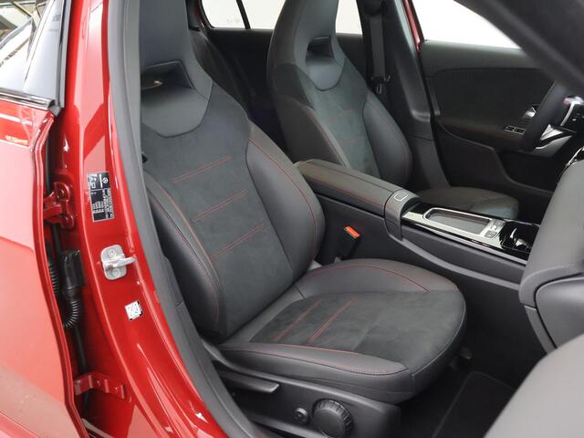 Mercedes-Benz A-KLASSE 180 Business Solution AMG | Night pakket | 19 inch velgen | Panoramadak | Keyless entry | Multibeam led koplampen | Apple carplay/Andorid auto |