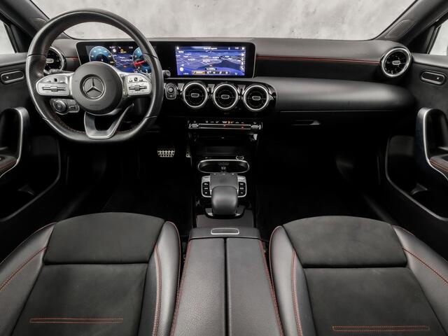 Mercedes-Benz A-KLASSE 180 AMG Sport Automaat (PANORAMADAK, GROOT NAVI, LEDER/ALCANTARA, CAMERA, STOELVERWARMING, SPORTSTOELEN, NIEUWE APK, LANE ASSIST, NIEUWSTAAT)