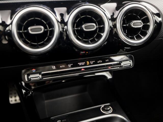 Mercedes-Benz A-KLASSE 180 AMG Sport Automaat (PANORAMADAK, GROOT NAVI, LEDER/ALCANTARA, CAMERA, STOELVERWARMING, SPORTSTOELEN, NIEUWE APK, LANE ASSIST, NIEUWSTAAT)