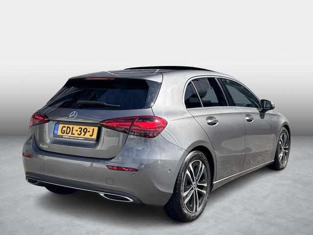 Mercedes-Benz A-KLASSE 180 Star Edition | Panoramadak | Apple CarPlay | Android Auto | Sfeerverlichting | Stoelverwarming | Achteruitrijcamera | Parkeersensoren | Elektrisch Inklapbare Buitenspiegels