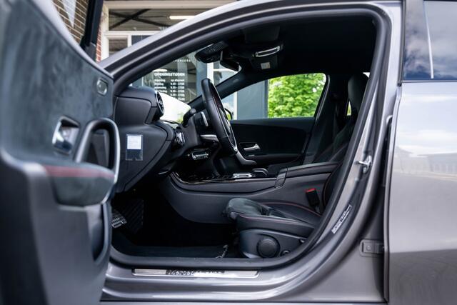 Mercedes-Benz A-KLASSE 180 A180 AMG Line | Widescreen Display | Camera | Night Package | Stoelverwarming | 18' Inch |