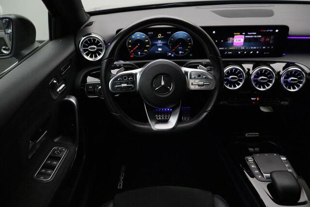 Mercedes-Benz A-KLASSE 250 e Premium Plus 2020 | 360 Graden Camera | Cruise Control | Burmester | Elektrische Memory Seats | Sfeer Verlichting | Boekjes | 2 Sleutels Keyless | DAB Radio | Laadkabels