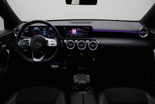 Mercedes-Benz A-KLASSE 250 e Premium Plus 2020 | 360 Graden Camera | Cruise Control | Burmester | Elektrische Memory Seats | Sfeer Verlichting | Boekjes | 2 Sleutels Keyless | DAB Radio | Laadkabels