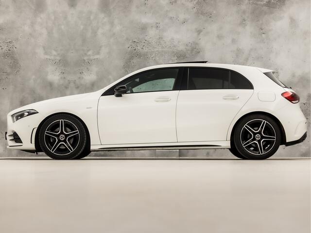 Mercedes-Benz A-KLASSE 180 AMG Sport Automaat (SCHUIFDAK, SFEERVERLICHTING, GROOT NAVI, LEDER/ALCANTARA, CAMERA, SPORTSTOELEN, STOELVERWARMING, GETINT GLAS, NIEUWSTAAT)