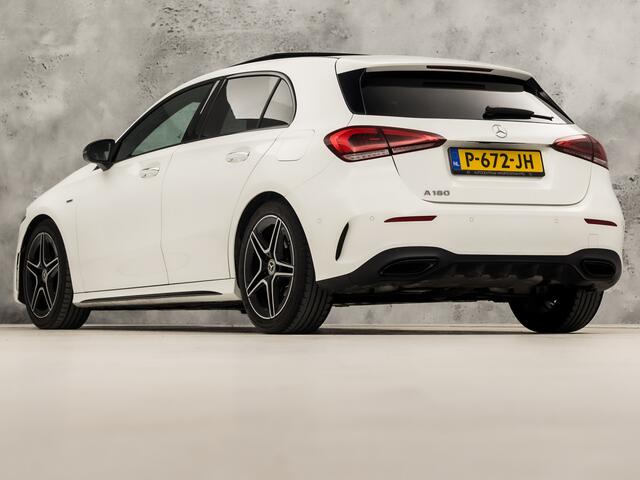 Mercedes-Benz A-KLASSE 180 AMG Sport Automaat (SCHUIFDAK, SFEERVERLICHTING, GROOT NAVI, LEDER/ALCANTARA, CAMERA, SPORTSTOELEN, STOELVERWARMING, GETINT GLAS, NIEUWSTAAT)