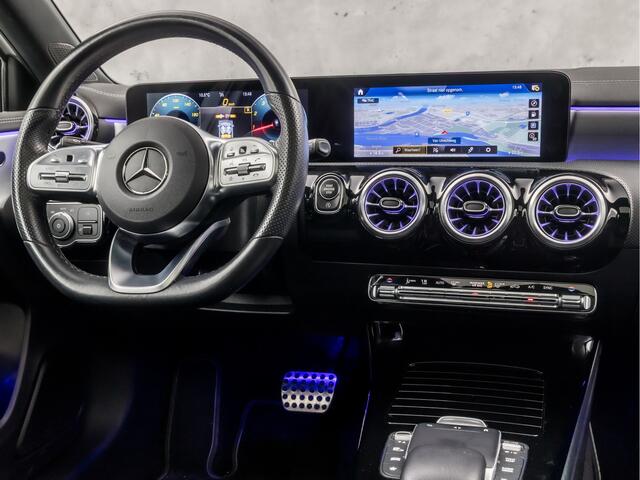 Mercedes-Benz A-KLASSE 180 AMG Sport Automaat (SCHUIFDAK, SFEERVERLICHTING, GROOT NAVI, LEDER/ALCANTARA, CAMERA, SPORTSTOELEN, STOELVERWARMING, GETINT GLAS, NIEUWSTAAT)
