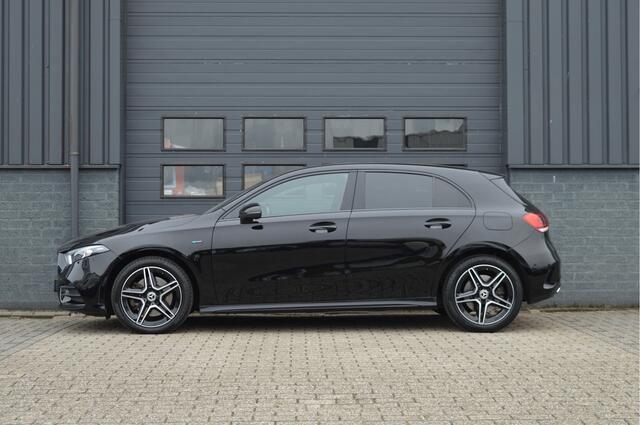 Mercedes-Benz A-KLASSE 250 e Business Solution AMG Limited | CAMERA | SFEERVERLICHTING |