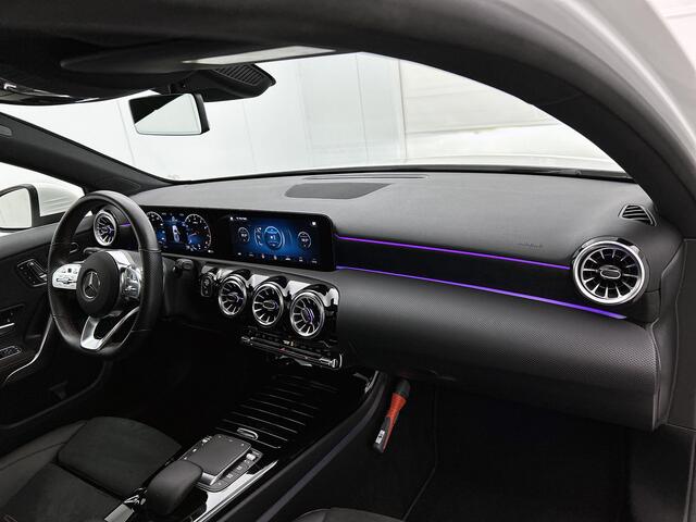 Mercedes-Benz A-KLASSE 250 Premium AMG Line | Stoelverwarming | Memorystoelen | Keyless Entry | Panoramadak | Inclusief 24 maanden MB Certified garantie voor Europa.