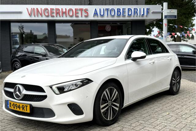 Mercedes-Benz A-KLASSE 180 Business Solution Luxury * AUTOMAAT * Benzine * Navigatie * Zwart Leder Interieur * Achteruitrij Camera * L.M. Velgen * Stoelverwarming * Keyless Start * KM Autopas Aanweizg * Nederlandse Automobiel * Vingerhoets; Vierde Generatie Eersteklas Service.
