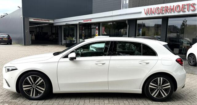 Mercedes-Benz A-KLASSE 180 Business Solution Luxury * AUTOMAAT * Benzine * Navigatie * Zwart Leder Interieur * Achteruitrij Camera * L.M. Velgen * Stoelverwarming * Keyless Start * KM Autopas Aanweizg * Nederlandse Automobiel * Vingerhoets; Vierde Generatie Eersteklas Service.
