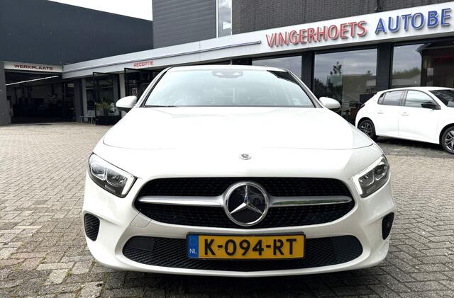 Mercedes-Benz A-KLASSE 180 Business Solution Luxury * AUTOMAAT * Benzine * Navigatie * Zwart Leder Interieur * Achteruitrij Camera * L.M. Velgen * Stoelverwarming * Keyless Start * KM Autopas Aanweizg * Nederlandse Automobiel * Vingerhoets; Vierde Generatie Eersteklas Service.