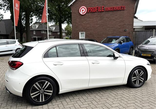 Mercedes-Benz A-KLASSE 180 Business Solution Luxury * AUTOMAAT * Benzine * Navigatie * Zwart Leder Interieur * Achteruitrij Camera * L.M. Velgen * Stoelverwarming * Keyless Start * KM Autopas Aanweizg * Nederlandse Automobiel * Vingerhoets; Vierde Generatie Eersteklas Service.