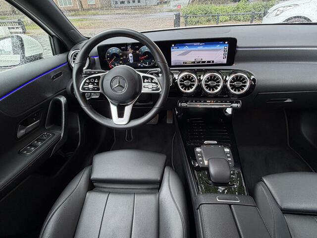 Mercedes-Benz A-KLASSE 180 Business Solution Luxury * AUTOMAAT * Benzine * Navigatie * Zwart Leder Interieur * Achteruitrij Camera * L.M. Velgen * Stoelverwarming * Keyless Start * KM Autopas Aanweizg * Nederlandse Automobiel * Vingerhoets; Vierde Generatie Eersteklas Service.