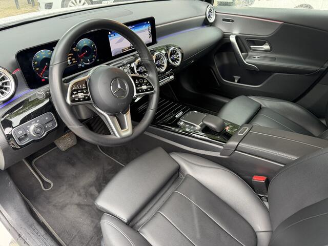 Mercedes-Benz A-KLASSE 180 Business Solution Luxury * AUTOMAAT * Benzine * Navigatie * Zwart Leder Interieur * Achteruitrij Camera * L.M. Velgen * Stoelverwarming * Keyless Start * KM Autopas Aanweizg * Nederlandse Automobiel * Vingerhoets; Vierde Generatie Eersteklas Service.