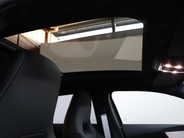 Mercedes-Benz A-KLASSE 180 Business Solution AMG | AMG Line Plus | Nightpakket | Panoramadak | HUD | Stoelverwarming | 360° Camera | Dodehoekassistent |