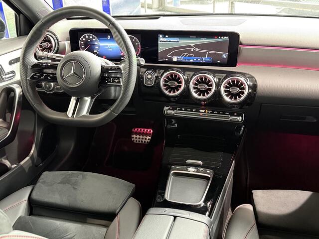 Mercedes-Benz A-KLASSE 180 Business Solution AMG | Panoramaschuifdak | Night | Premium Plus pakket | Dodehoekassistent | Head-up display | 19-inch Zwarte AMG Velgen |