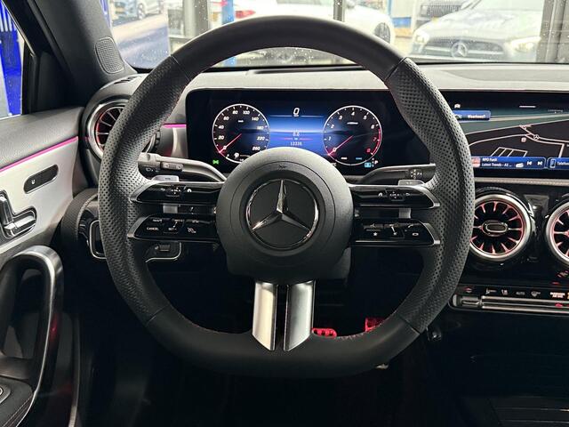 Mercedes-Benz A-KLASSE 180 Business Solution AMG | Panoramaschuifdak | Night | Premium Plus pakket | Dodehoekassistent | Head-up display | 19-inch Zwarte AMG Velgen |
