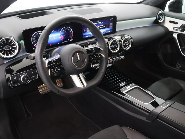 Mercedes-Benz A-KLASSE 180 Business Solution AMG | Night edition | Panoramadak | Memory stoelen | Head-up display | Stoelverwarming | Dodehoekassistent | AMG Line Plus