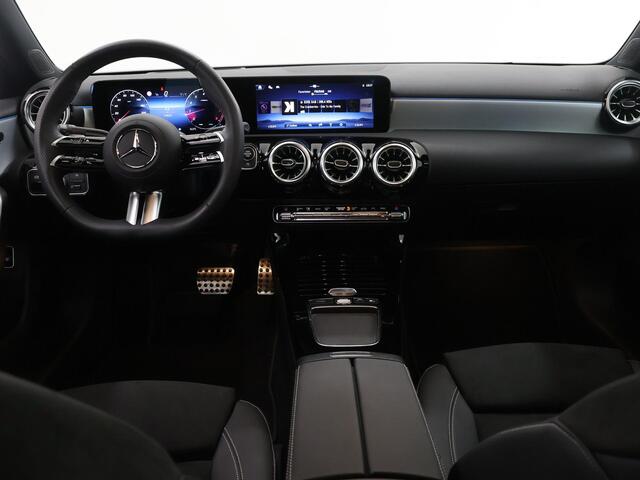 Mercedes-Benz A-KLASSE 180 Business Solution AMG | Night edition | Panoramadak | Memory stoelen | Head-up display | Stoelverwarming | Dodehoekassistent | AMG Line Plus
