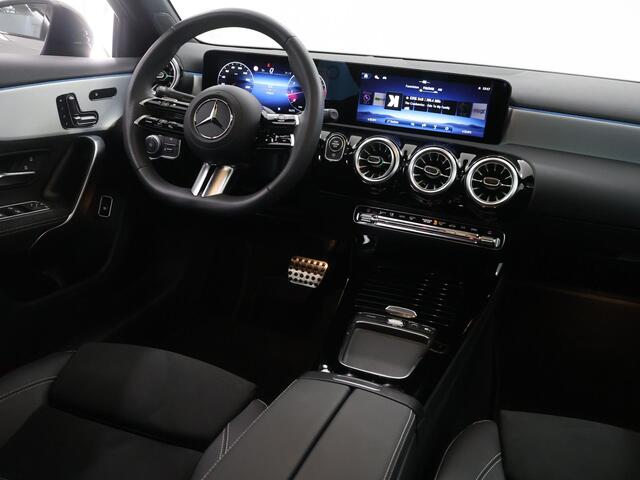 Mercedes-Benz A-KLASSE 180 Business Solution AMG | Night edition | Panoramadak | Memory stoelen | Head-up display | Stoelverwarming | Dodehoekassistent | AMG Line Plus