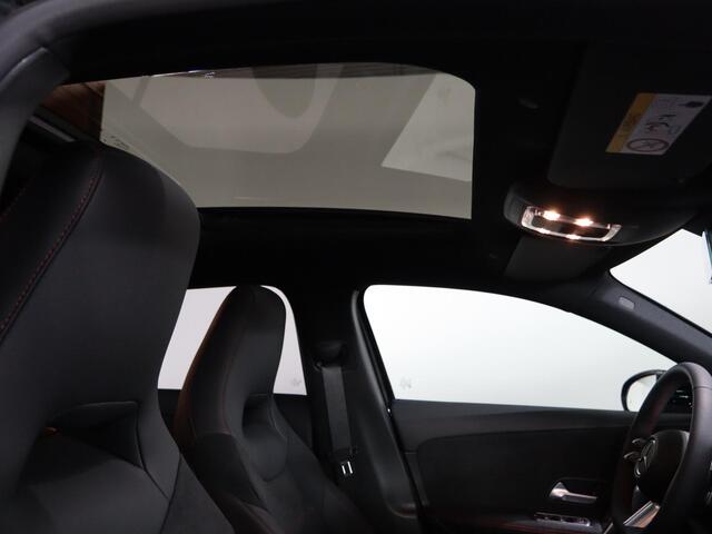 Mercedes-Benz A-KLASSE 180 Star Edition AMG Line | Panoramaschuifdak | Night | Multibeam LED | DISTRONIC | Dodehoekassistent
