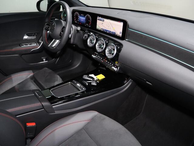 Mercedes-Benz A-KLASSE 250e Business Solution AMG | Panoramaschuifdak | Night | Multibeam Led | Achteruitrijcamera | Afneembare trekhaak |