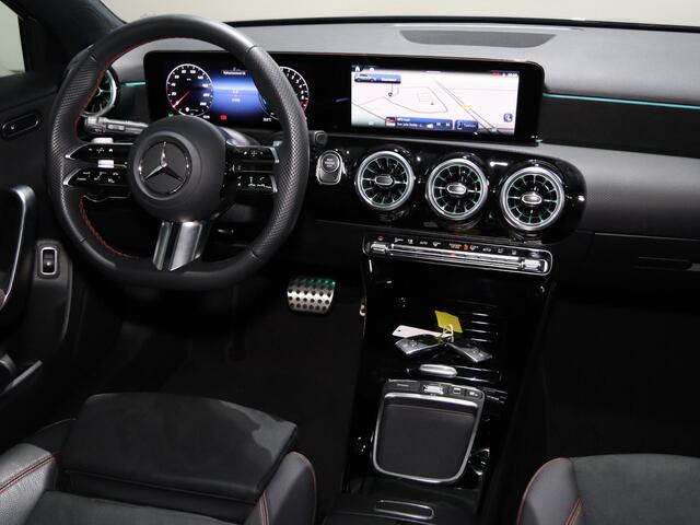Mercedes-Benz A-KLASSE 250e Business Solution AMG | Panoramaschuifdak | Night | Multibeam Led | Achteruitrijcamera | Afneembare trekhaak |