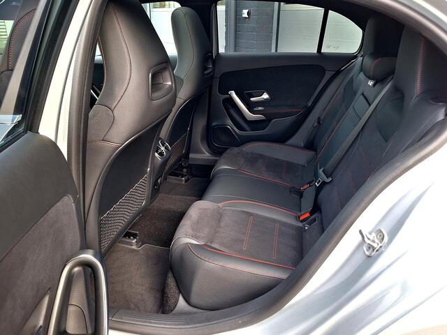 Mercedes-Benz A-KLASSE 250 e AMG | Panoramadak | Achteruitrijcamera | Dodehoekassistent | Privacy Glas Achter | Sfeerverlichting | Stoelverwarming | Parkeersensoren Rondom | Widescreen | Keyless-GO