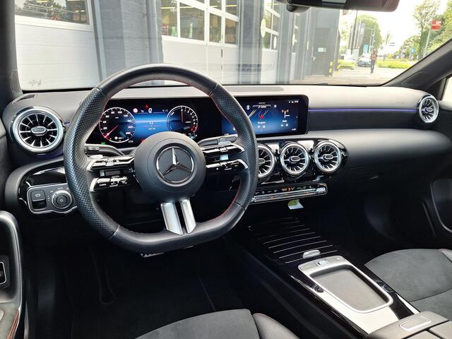 Mercedes-Benz A-KLASSE 250 e AMG | Panoramadak | Achteruitrijcamera | Dodehoekassistent | Privacy Glas Achter | Sfeerverlichting | Stoelverwarming | Parkeersensoren Rondom | Widescreen | Keyless-GO