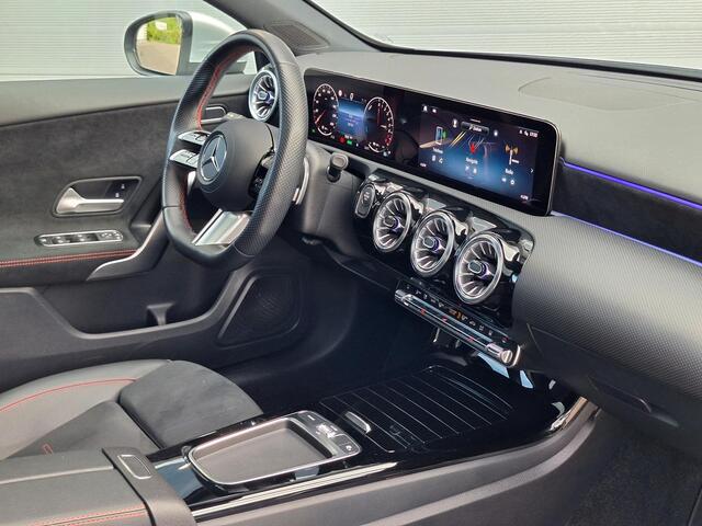 Mercedes-Benz A-KLASSE 250 e AMG | Panoramadak | Achteruitrijcamera | Dodehoekassistent | Privacy Glas Achter | Sfeerverlichting | Stoelverwarming | Parkeersensoren Rondom | Widescreen | Keyless-GO