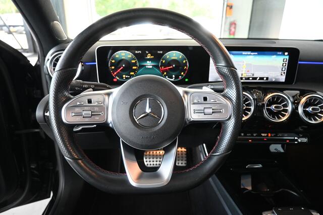 Mercedes-Benz A-KLASSE 180 Premium Plus Automaat Panormadak CarPlay Led Cruise Control Clima Sfeer Stoelverwarming Alcantara Inruil Mogelijk!