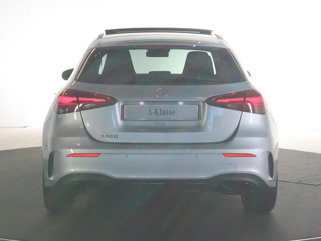 Mercedes-Benz A-KLASSE 180 Business Solution AMG | AMG Line Plus | Nightpakket | Panoramadak | HUD | Stoelverwarming | 360° camera | Cruise Control Adaptief |